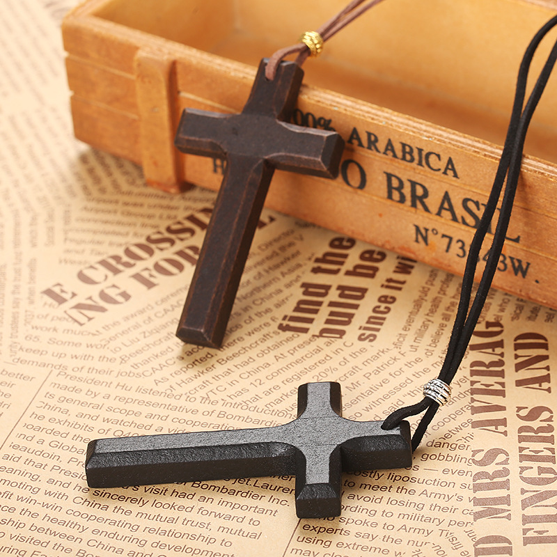 Vintage Cross Necklace Handmade Wooden Pendant Necklace Men's and Women's Fashion Accessories