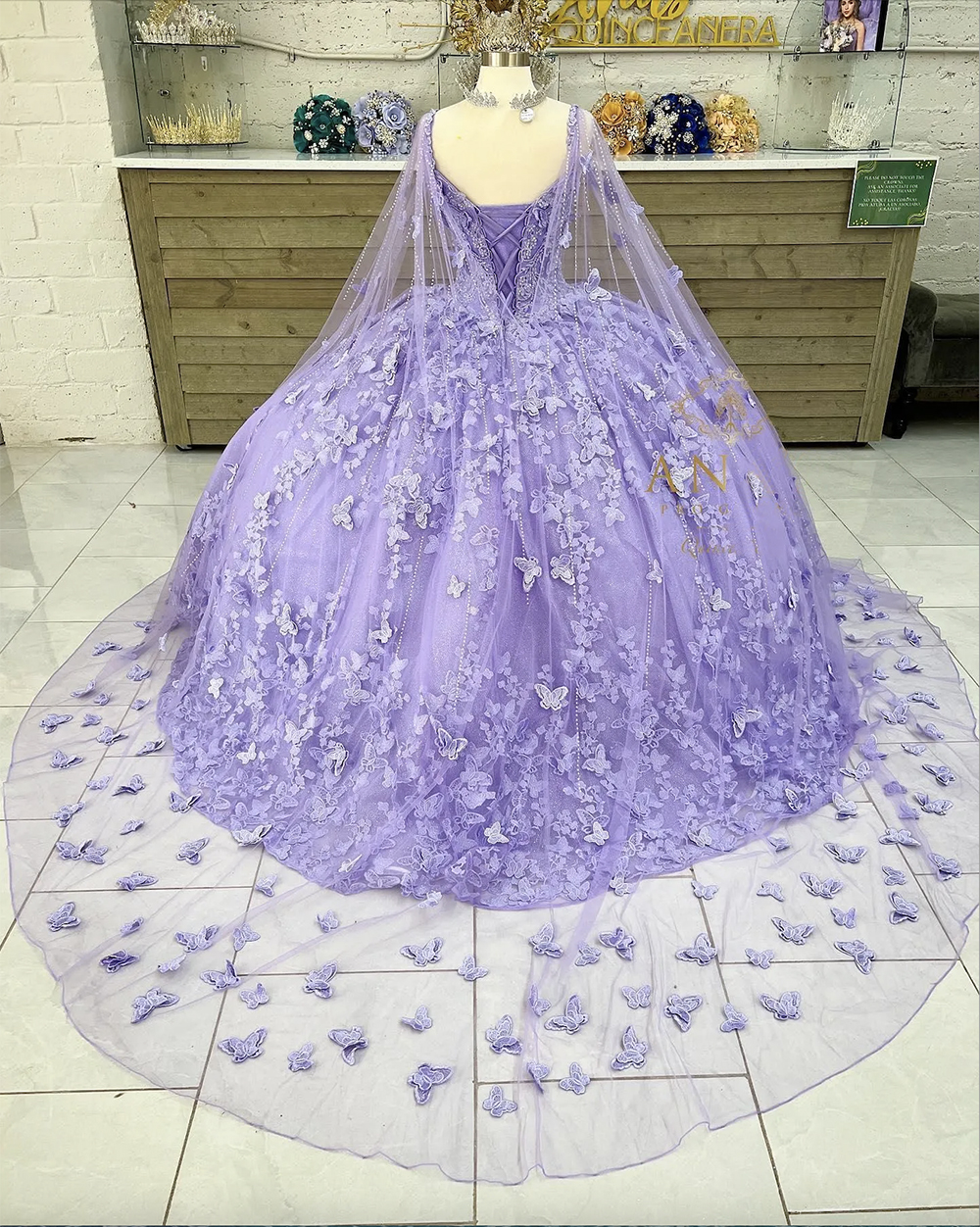 Lilac Lavender Butterfly Quinceanera klänningar med Cape Lace Applique Sweet 16 Dress Mexikanska promklänningar 2023