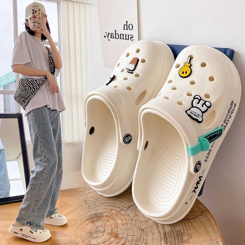 2023 Kvinnor tofflor Hole Shoes Girl Beach Shoes Eva Light Sandals Home Slippers Outdoor Summer Wading Sneaker Non-Slip Shoes L230704