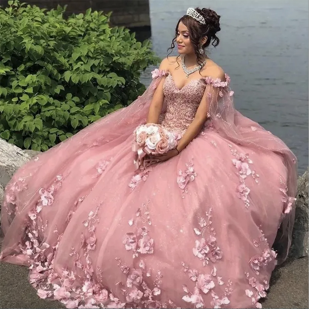 Pincess Pink Quinceanera Abiti Fiori fatti a mano Pizzo Appliqued con involucro lungo Tulle Fluffy Prom Party Ball Gown Plus Size Girl Sweet 15 16 Abito Abiti formali