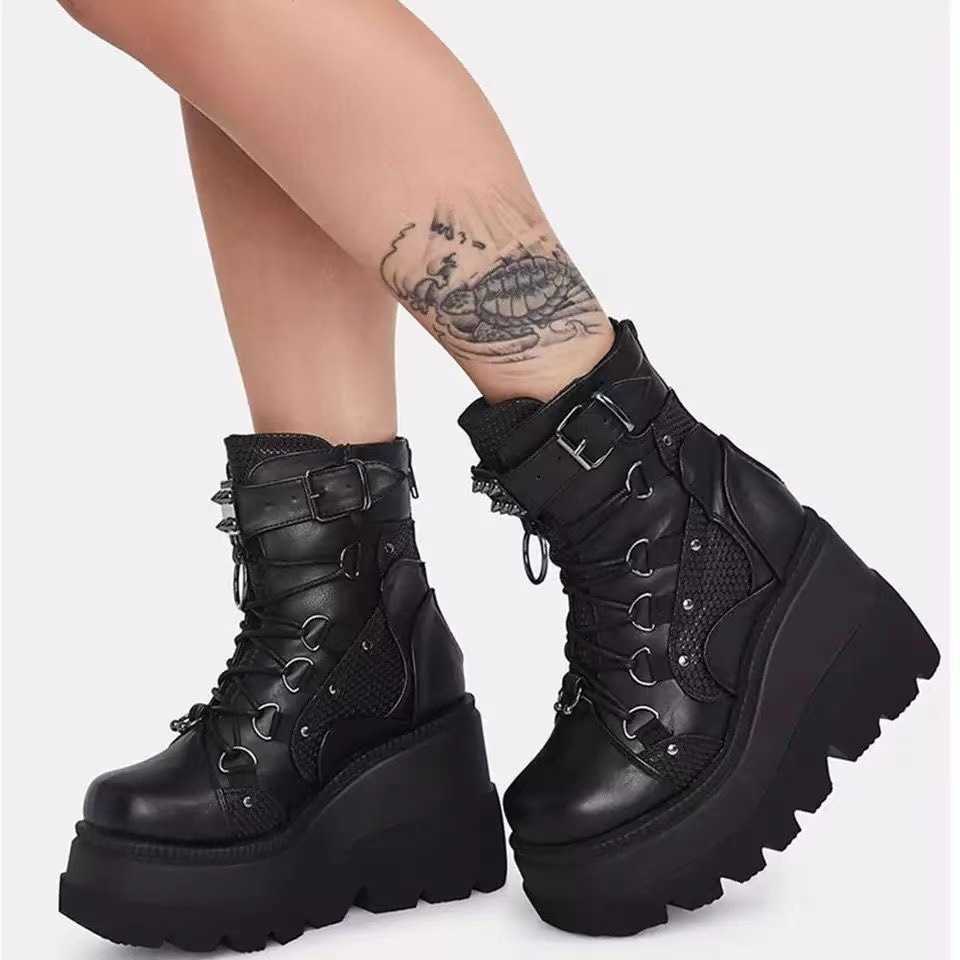 Novas botas de motocicleta femininas punk góticas 2022 plataforma grossas salto alto bota de tornozelo feminina cool wedge mulher sapatos femininos pretos L230704