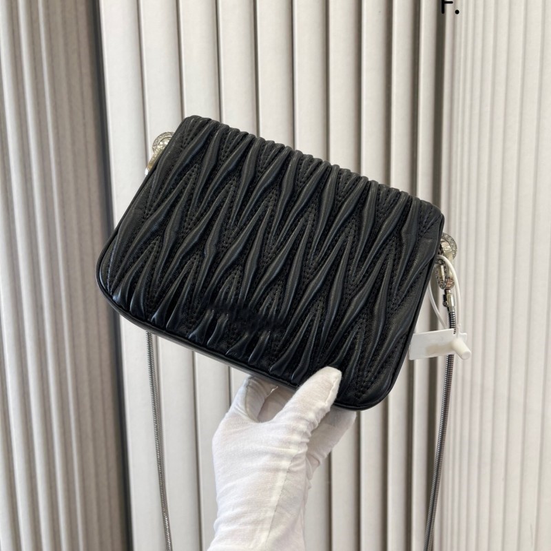 2023 Factory Boutique toppklass Cowhide Black Women's Bag med rynka mönster metall axel rem enskild axel crossbody väska varumärke lyx personlighet mode