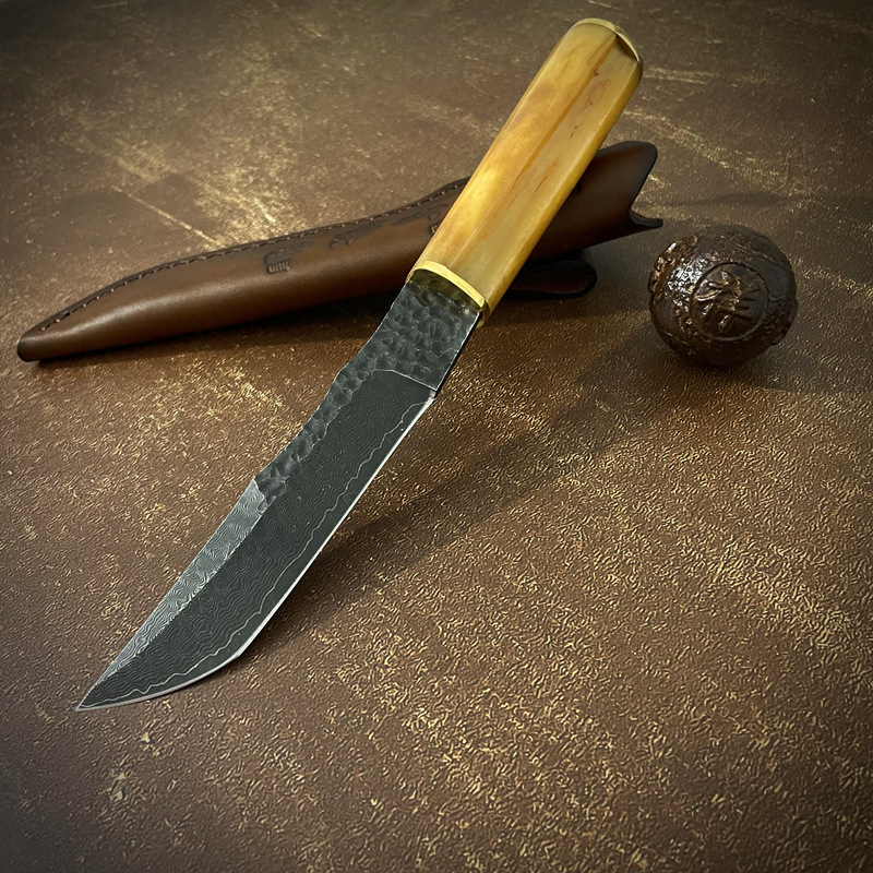 Promotion C7149 Extérieur Survival Couteau droit Damas Damas Steel Tanto Point Blade Camel Bone Handle Couteaux à lame fixe avec gaine en cuir