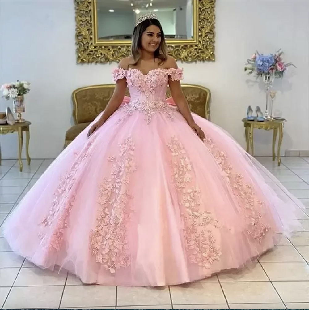 Abiti Quinceanera rosa in rilievo con pizzo 3D Applique floreale Tulle 2023 Abito da ballo Cinghie Fiocco Dolce 16 Festa di compleanno Prom Occasioni formali Abiti da sera Vestidos