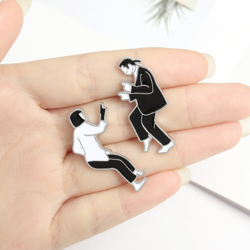 Punk Zwart Wit Pulp Fiction Broche Pin Mannen Vrouwen Dansen Emaille Broches Reversspeldjes Badge Kleding Hoeden Shirt Film Film Broches Accessoire Sieraden Gift