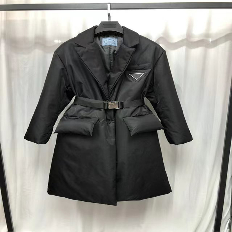 diseñador para mujer abajo chaqueta abrigo mujer triángulo chaqueta larga de algodón otoño invierno traje de moda diseño de bolsillo grande cinturón cintura negro cálido algodón chaquetas mujeres parkas