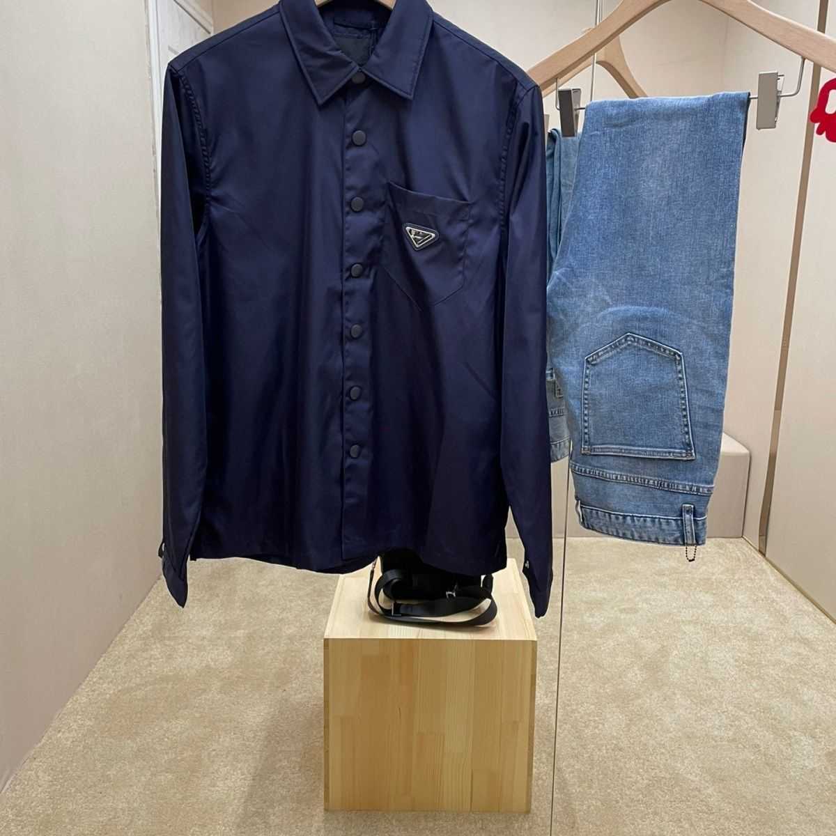 Casaco de camisa de manga comprida de náilon de lapela azul para primavera e verão, tecido de náilon macio e confortável, versão de camisa solta de estilo casual de negócios.