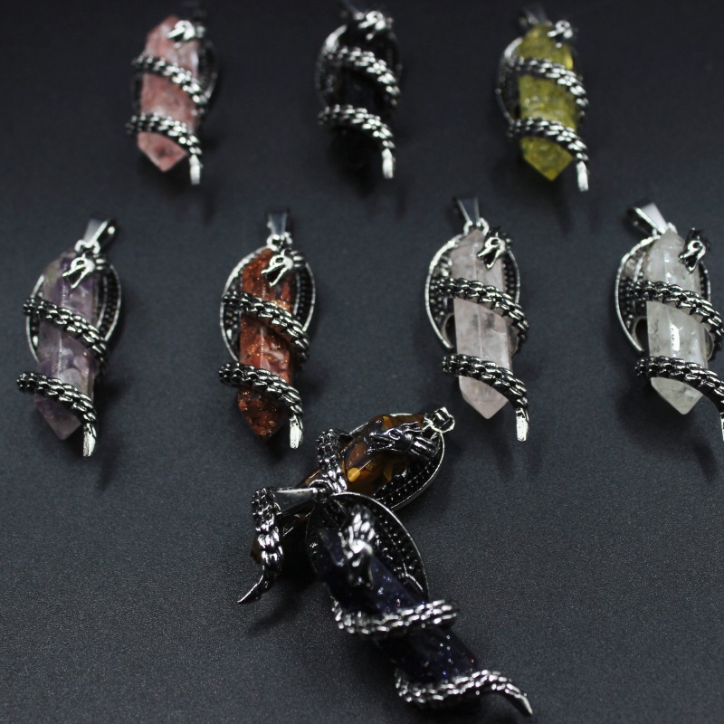 Dragon Winding Natural Stone Pendant Harts Coated Crushed Chip Stone Crystal Hexagon Point Shape Crystal Agate Charms Halsbandsmycken Tillbehör Tillbehör