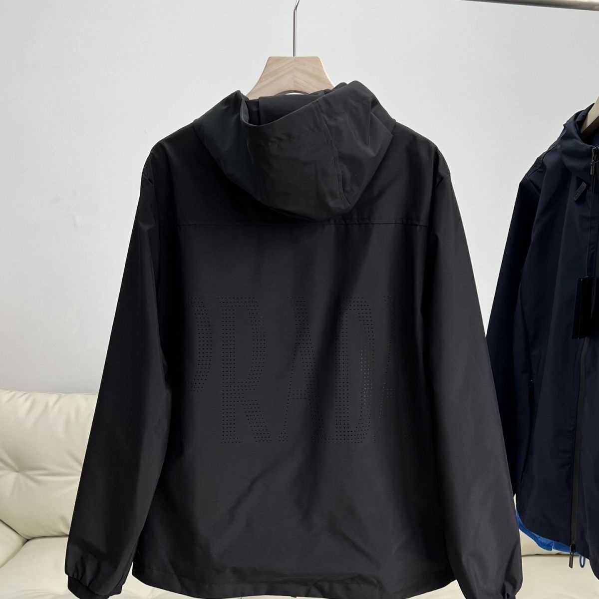 Spring and summer men's hooded casual loose jacket jacket, nylon fabric soft and comfortable, loose version of leisure fashion.