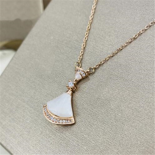 Fashion designer necklace for women fashionable and charming fan shaped 18k gold pendant necklace high-quality titanium steel luxury jewelry