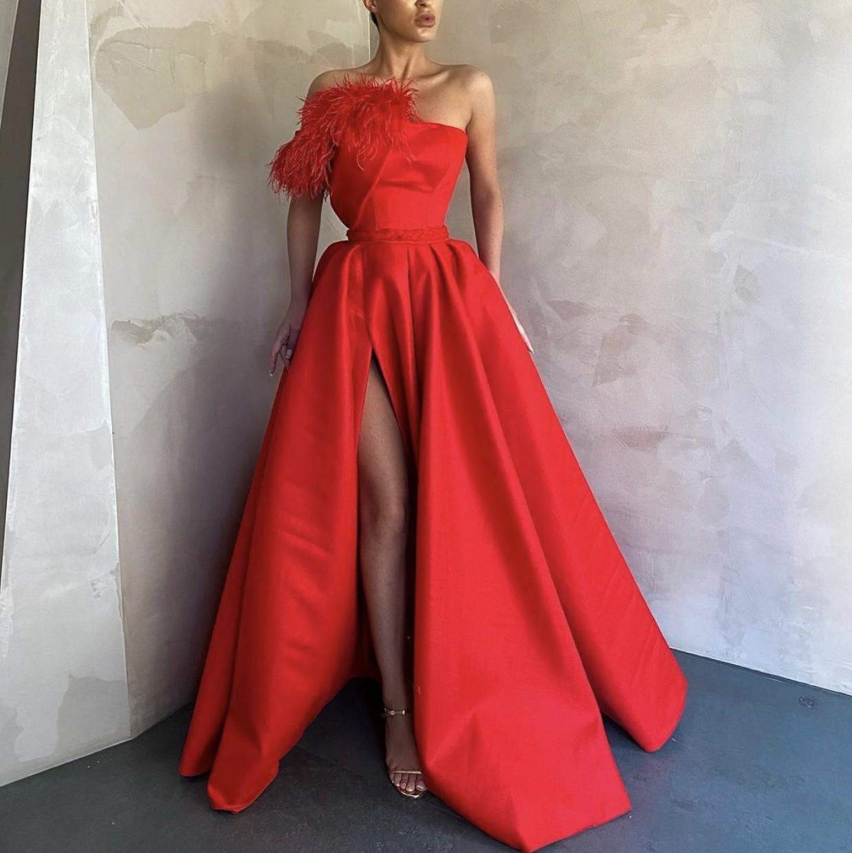 2023 Elegant White Satin Prom Dresses Long Red Black Evening Gowns With Pockets Feather High Side Split Formal Dress Evening Party Wear