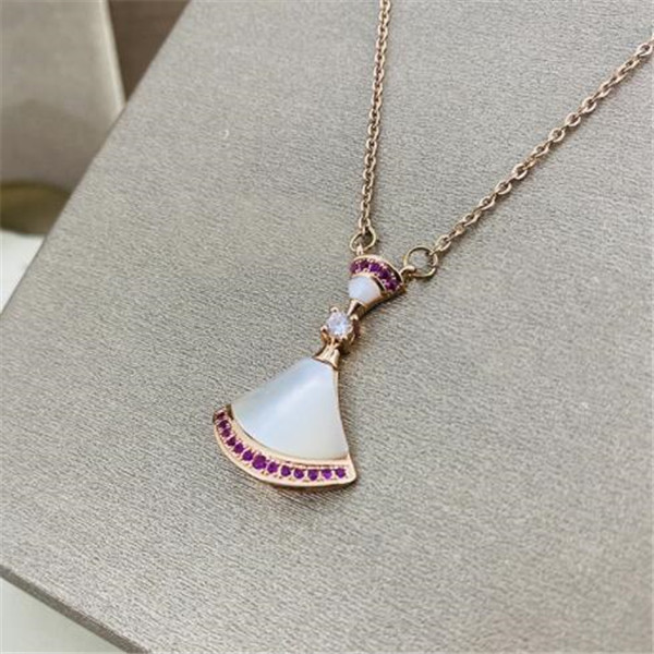 Fashion designer necklace for women fashionable and charming fan shaped 18k gold pendant necklace high-quality titanium steel luxury jewelry