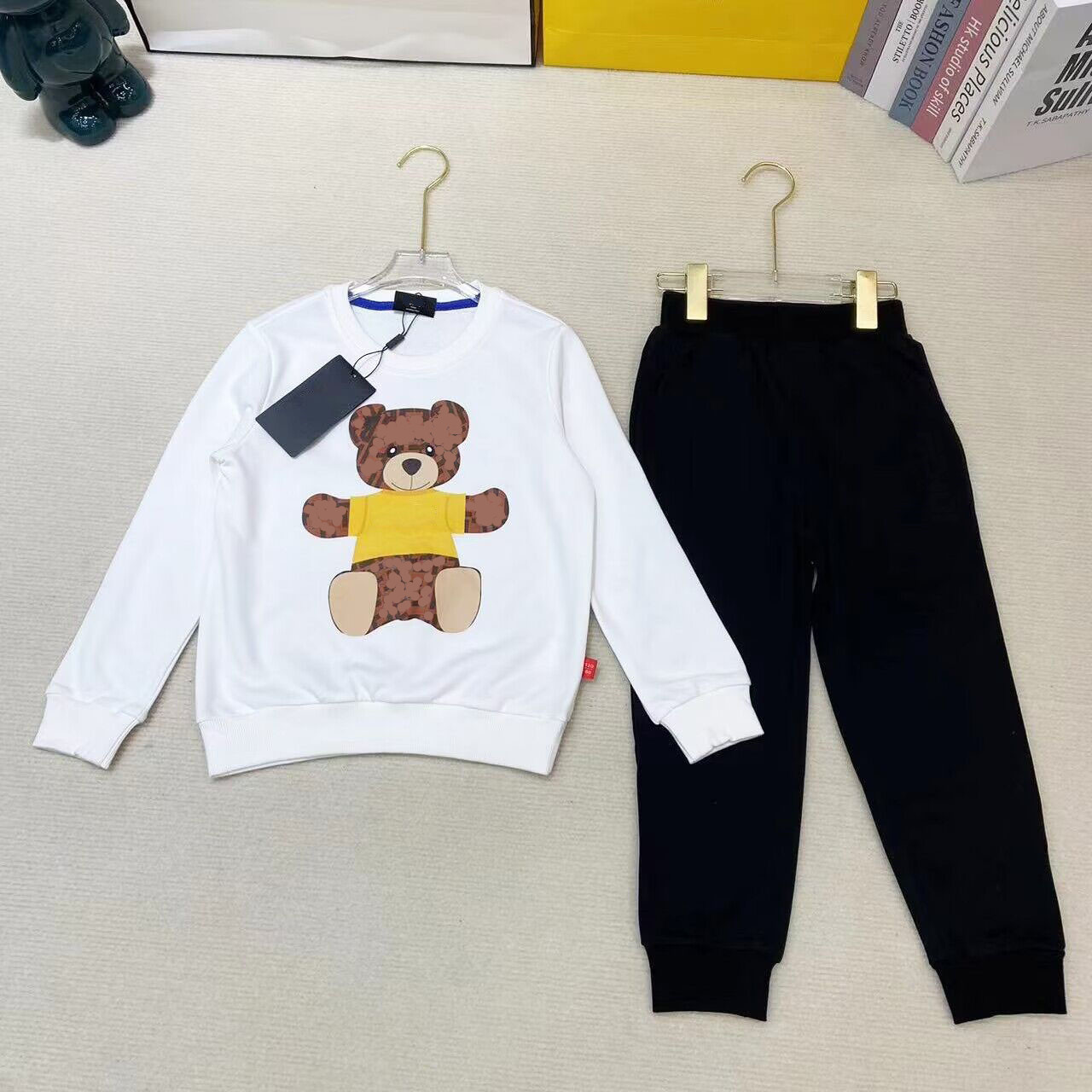 Primavera Autunno Ragazzi Set di abbigliamento di marca Cartone animato Orso Bambini Pullover manica lunga + Pantaloni 2 pezzi Set Bambini Vestito casual Lettere Stampati Abiti bambini