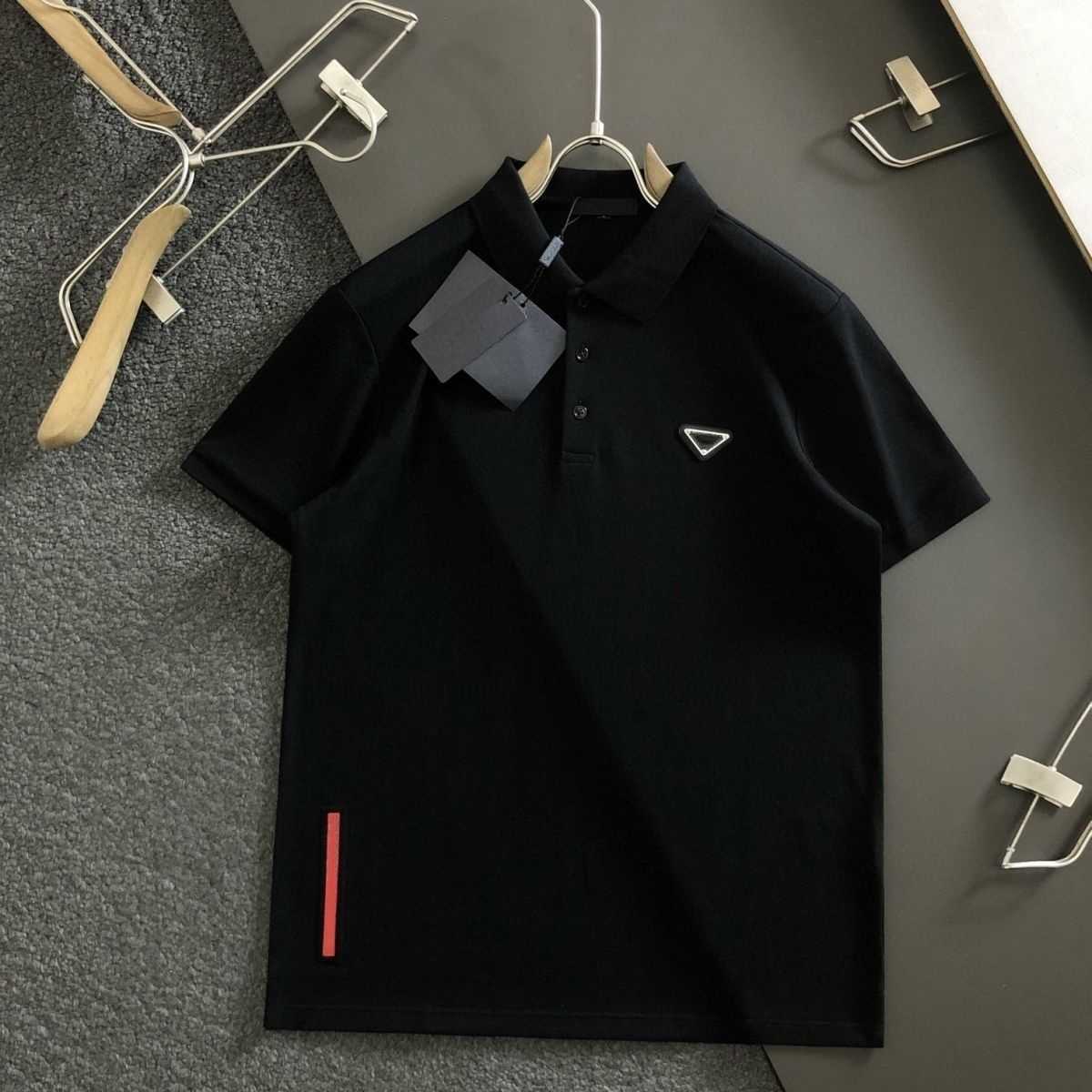 Mäns sommarlApel Classic Triangle Standard Casual Polo Shirt Kort ärm, polyestertyg mjukt, bekvämt och andningsbart, lösa casual mode.