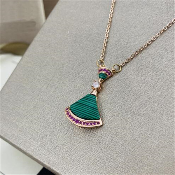 Collier de créateur de mode pour les femmes à la mode et charmant en forme d'éventail collier pendentif en or 18 carats bijoux de luxe en acier au titane de haute qualité