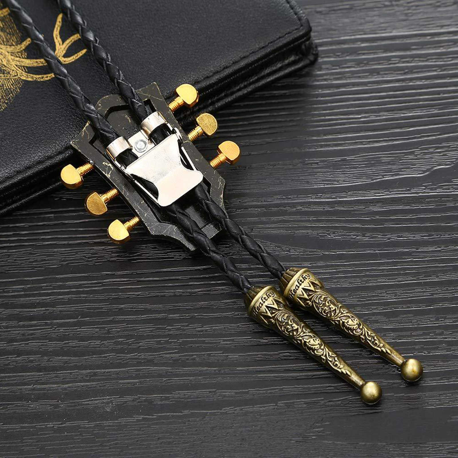 Bolo Ties Fashion Metal Guitar Head Bolo Tie uomo Collana pendente Wedding PU Leather Rope Cravatta Colletto camicia Papillon Western Cowboy HKD230719