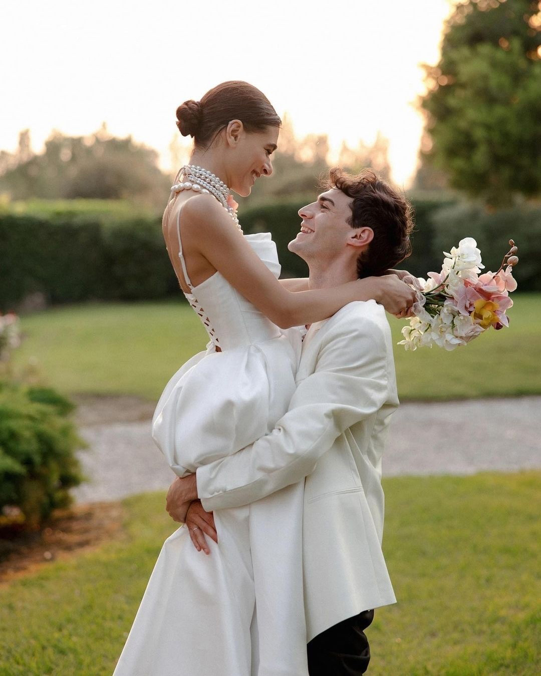 Abiti da sposa asimmetrici con cinturino spaghetti Abiti da sposa country in raso drappeggiato con fiori fatti a mano