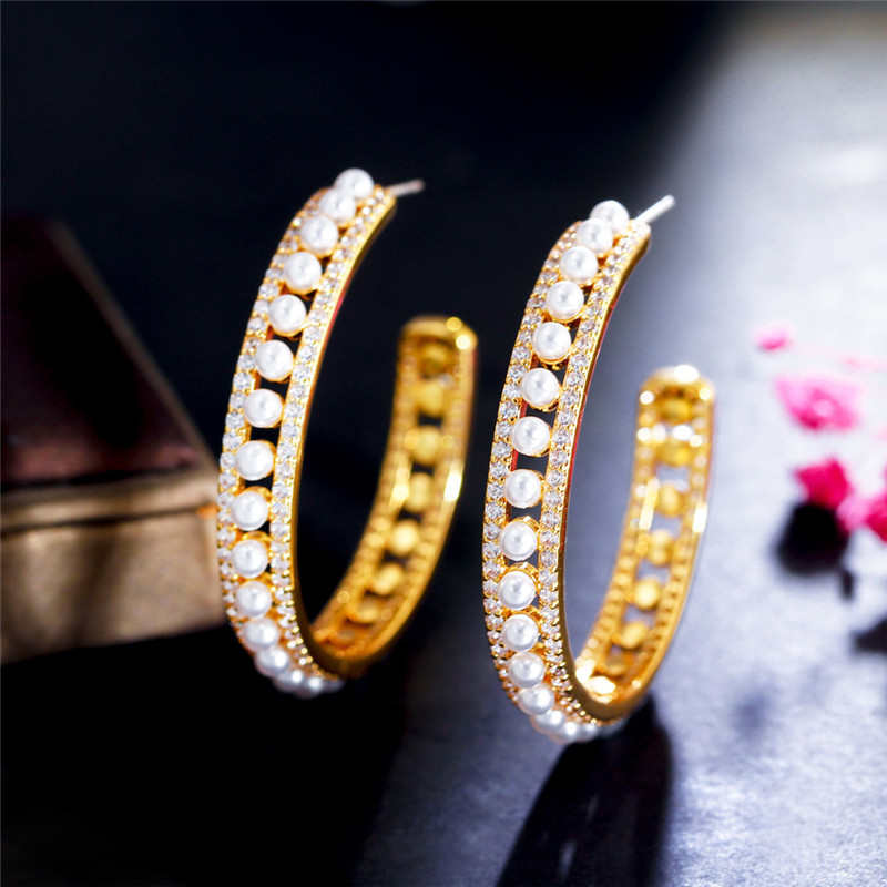 Pendiente de aro de diseñador de círculo de oro de 18 quilates de lujo para mujer AAA Zirconia cúbica Perla de imitación Cobre Fiesta de mujer Compromiso de boda nupcial Pendientes de diamantes Joyería