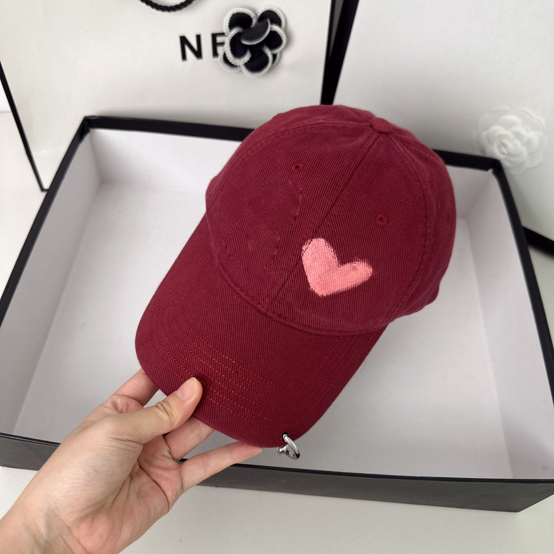 Par godisfärg Autumn/Summer Designer Ball Cap Outdoor Vacation Sports Heart Shaped Graffiti Hat Rim Iron Ring Casquette