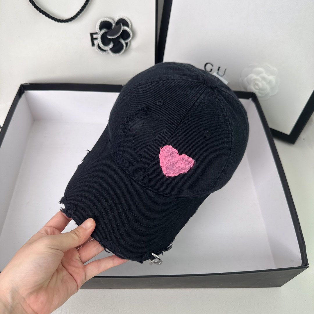 Par godisfärg Autumn/Summer Designer Ball Cap Outdoor Vacation Sports Heart Shaped Graffiti Hat Rim Iron Ring Casquette