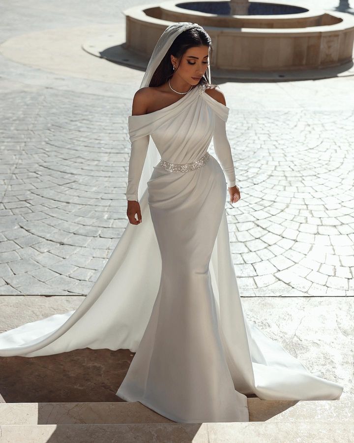 Dubai Arabiska plus storlek Mermaid Wedding Dresses For Bride One Shoulder Long Hleeves Satin Sequined Swead Sweep Train Sashes Brudklänningar Vestidos de Novia