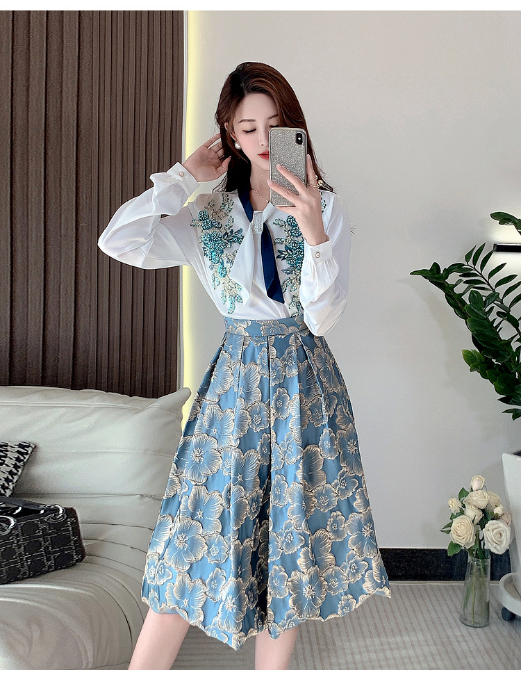 Zweiteiliges Kleid Sommer Elegante Stickerei Blume Zweiteiliges Set für Frauen Blumenpailletten Schleifenkragen Blusenshirt + blauer Jacquard-Midirock Anzüge 2023