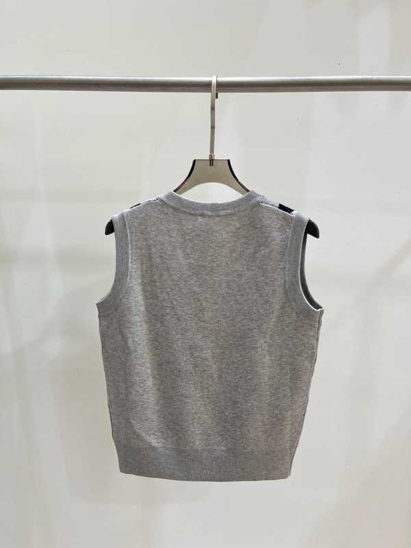 Kvinnors stickor tees designer ålder reducerar mångsidig bit 23 tidig höst ny grå lingge m fröken trendy stickad väst akademi stil tank top 078g