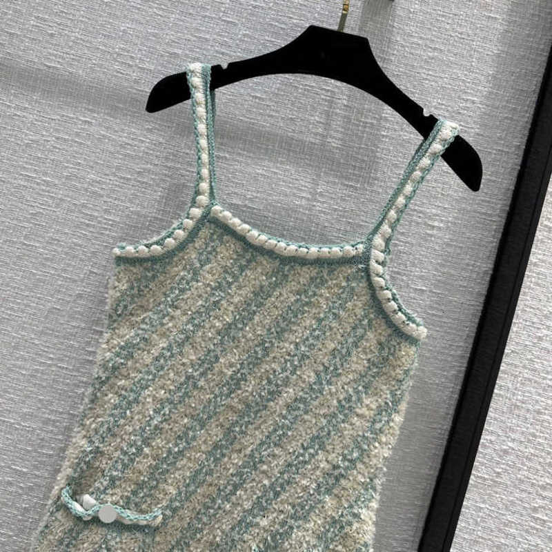 Grundläggande avslappnade klänningar Designer 2023 Summer High End Women's Fresh Girls 'Vacation Stripe Slim Fit Sticked Suspender Dress DYC1