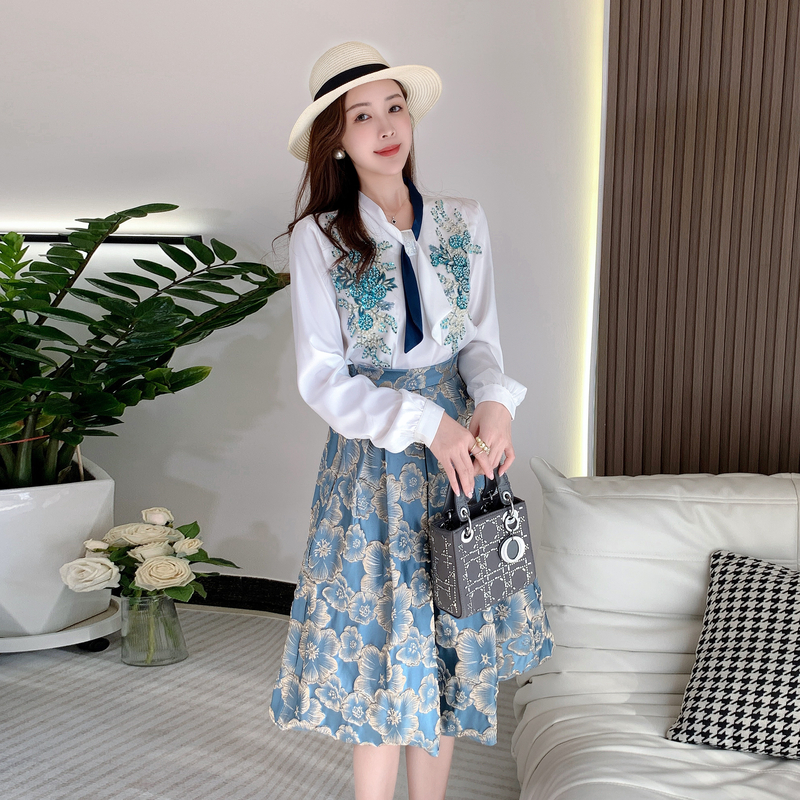 Zweiteiliges Kleid Sommer Elegante Stickerei Blume Zweiteiliges Set für Frauen Blumenpailletten Schleifenkragen Blusenshirt + blauer Jacquard-Midirock Anzüge 2023