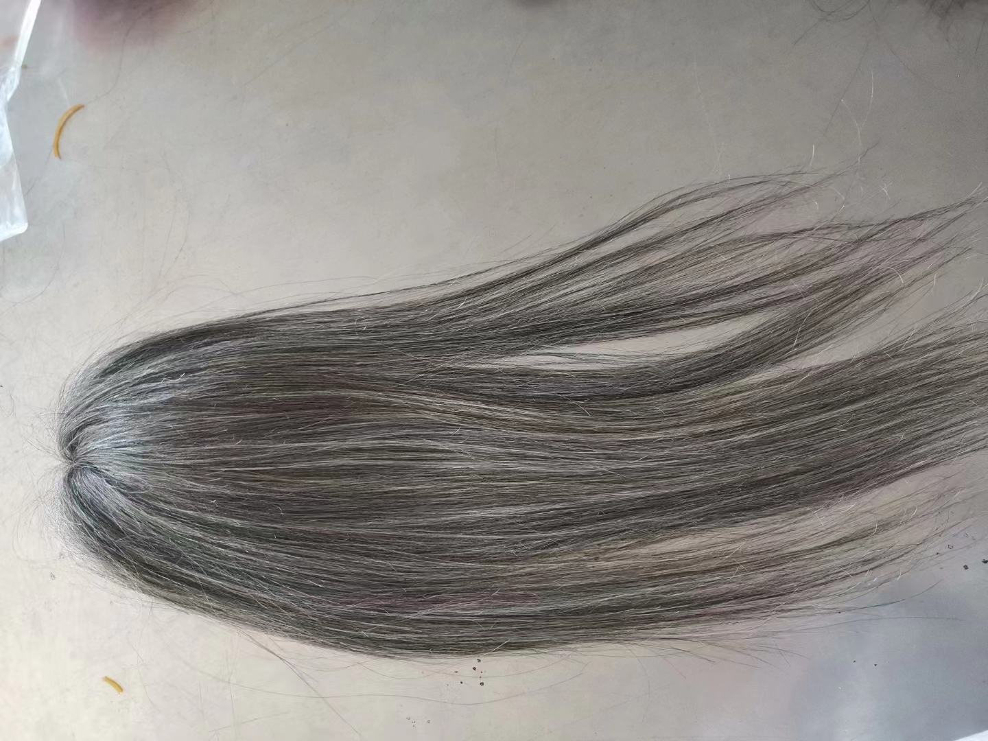 Fasci di capelli grigi corti veri capelli umani grigi brasiliani che tessono l'estensione dei capelli umani di sale e pepe 100 g / pacco 10 pollici grigio argento nuovo arrivo Spedizione gratuita