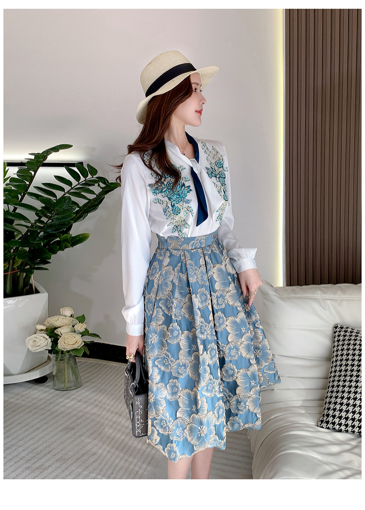 Zweiteiliges Kleid Sommer Elegante Stickerei Blume Zweiteiliges Set für Frauen Blumenpailletten Schleifenkragen Blusenshirt + blauer Jacquard-Midirock Anzüge 2023