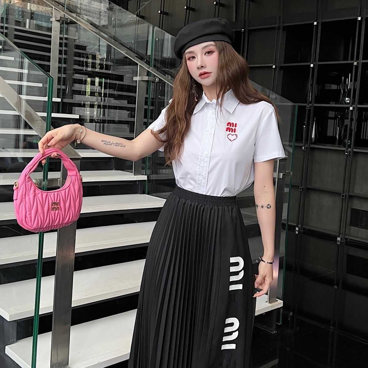 Summer ladies white letter embroidery short shirt short sleeve plus black long pleated skirt, nylon fabric wrinkle resistant ball, dress casual fashion.