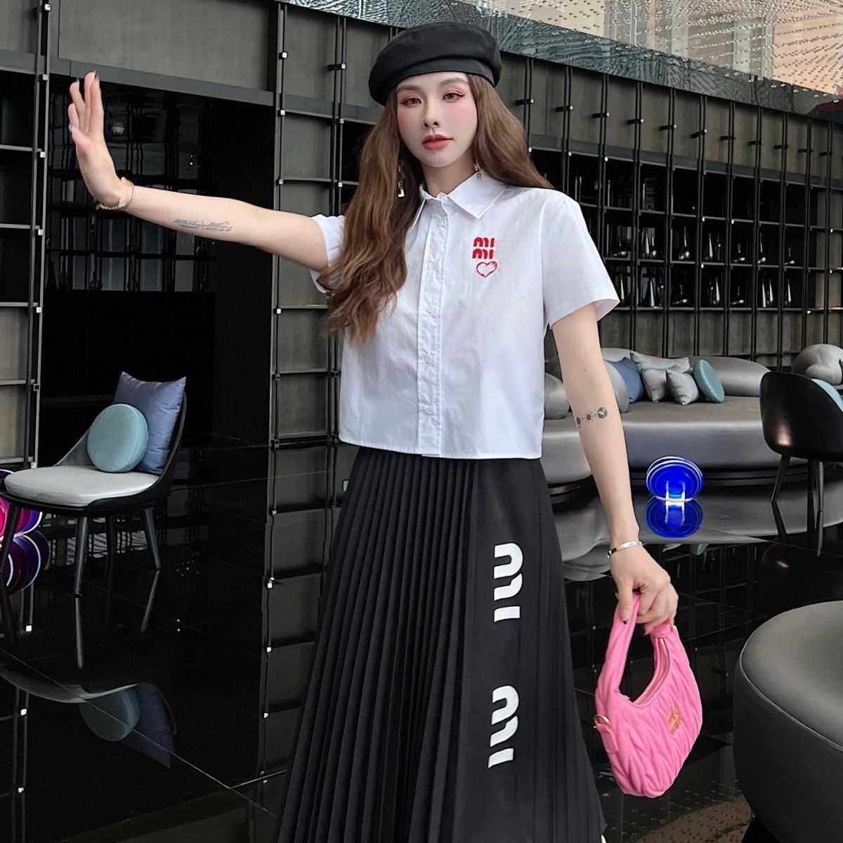 Summer ladies white letter embroidery short shirt short sleeve plus black long pleated skirt, nylon fabric wrinkle resistant ball, dress casual fashion.