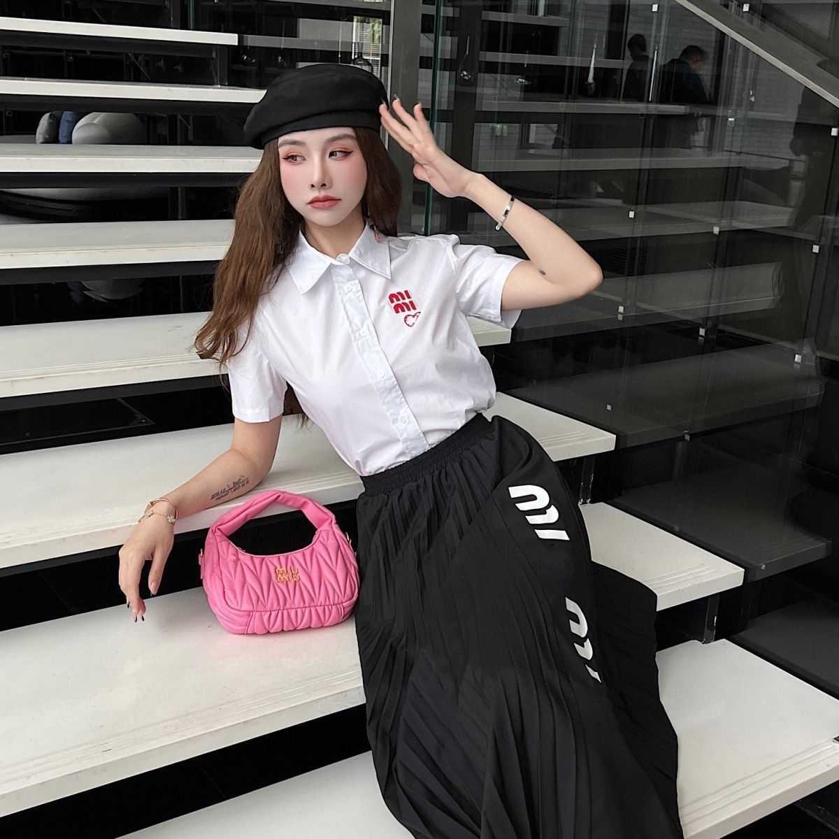 Summer ladies white letter embroidery short shirt short sleeve plus black long pleated skirt, nylon fabric wrinkle resistant ball, dress casual fashion.