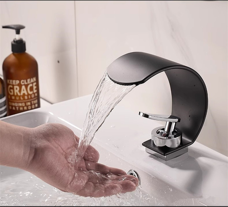 Robinet de lavabo Robinet cascade noir et chromé Robinet de salle de bain en laiton Robinet de lavabo de salle de bain Robinet d'évier chaud et froid