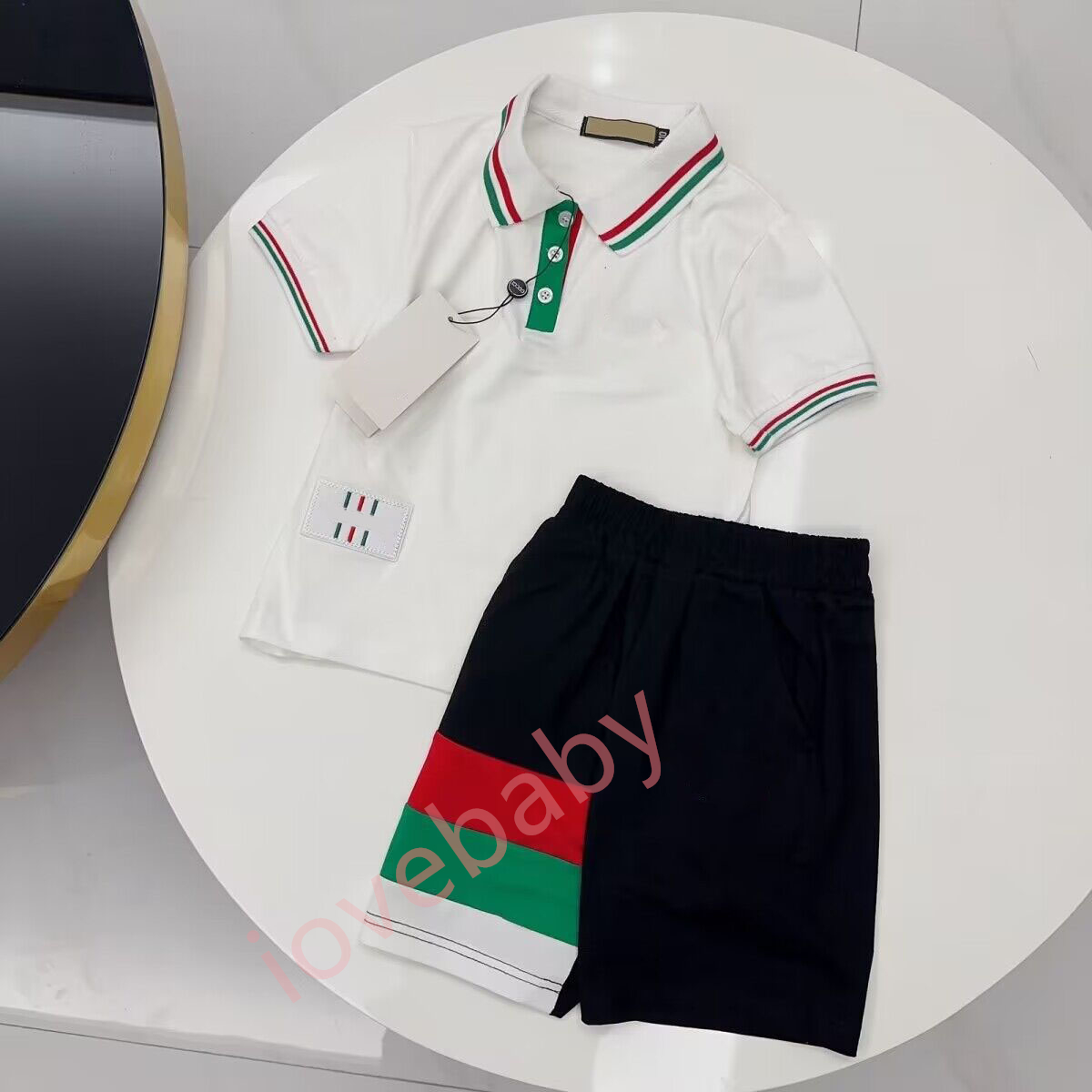 夏の新しい子供向けスーツの短袖ポロシャツとショートパンツの韓国語バージョンカジュアルファッションクラシックチルドレンズ衣料西部スタイル。