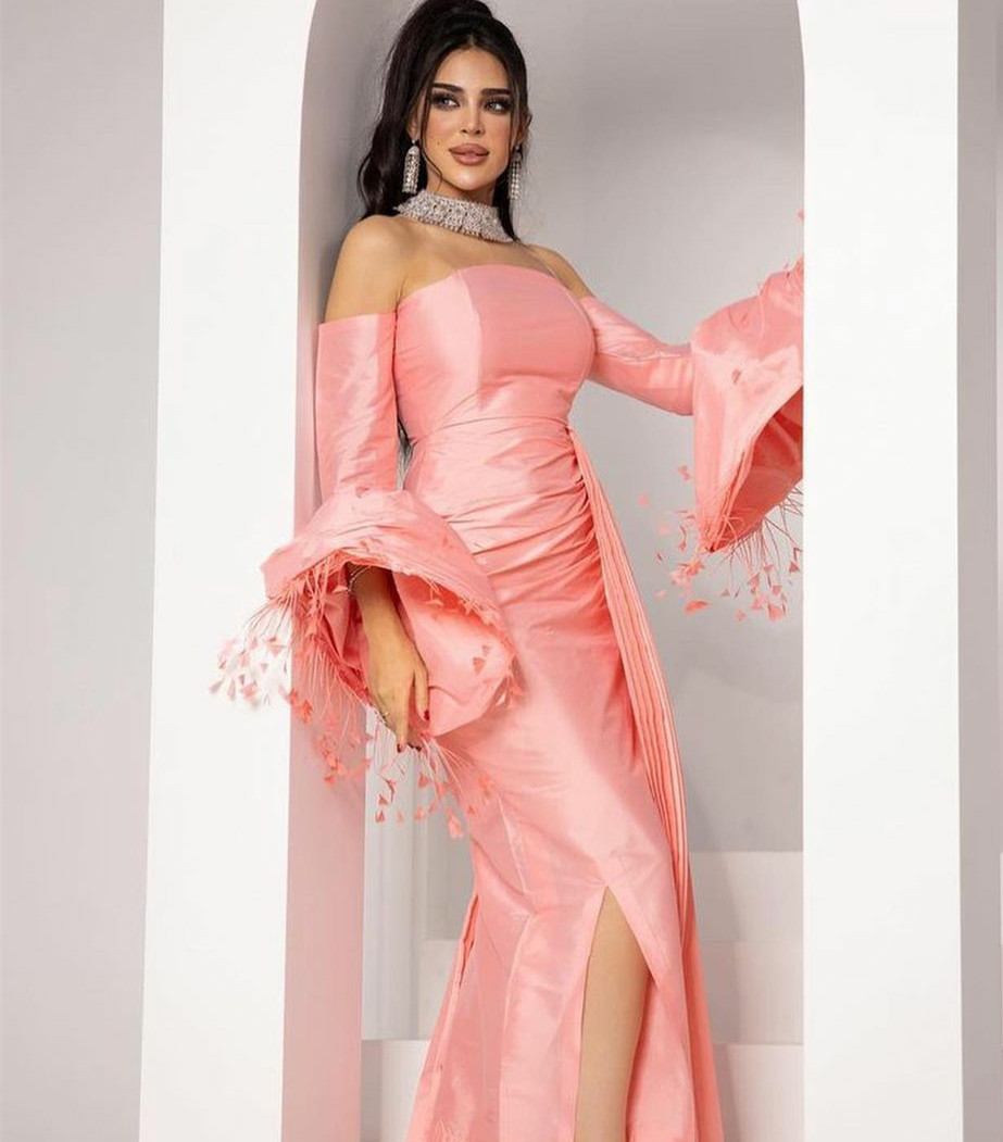 Robes de soirée élégantes courtes en taffetas rose avec plumes gaine à manches longues bretelles transparentes longueur cheville fermeture éclair dos robe de soirée formelle musulmane pour les femmes