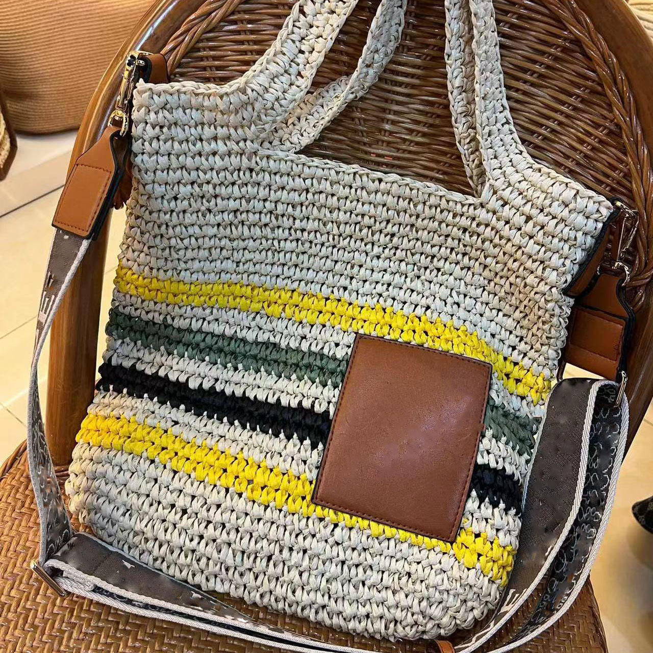 Роскошная сумка из сумки из лафита травы с ткацкой сумочка мягкая дизайнер пляжная сумка поперечный кусочек сплайсин