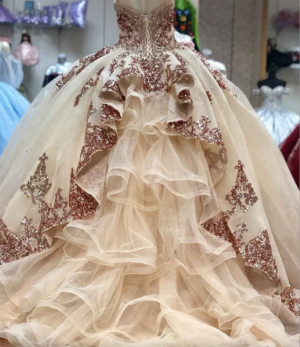 Robe de bal scintillante en or rose robes de Quinceanera manches longues sur l'épaule paillettes appliques douce 16 robe tenue de soirée 2023
