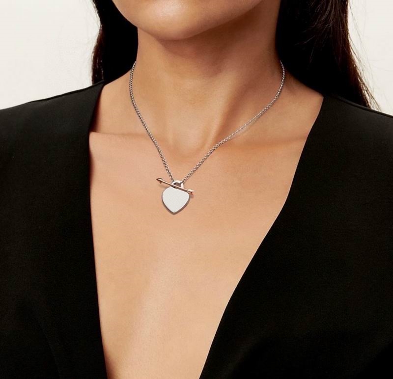 2023 härlig söt hänge halsband Långt silver tjockt rostfritt stål kedja hjärtpil design kvinnor halsband med dammväska och låda