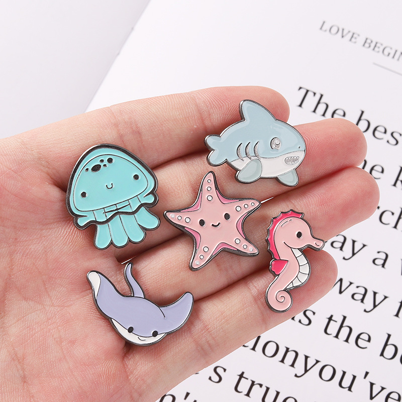 Legering Emalj Ocean Animal Brosches Pin Creative Cartoon Söt bläckfisk Starfish Whale Brooch Pins Lapel Pins Badge Model Accessories Smyckespresent