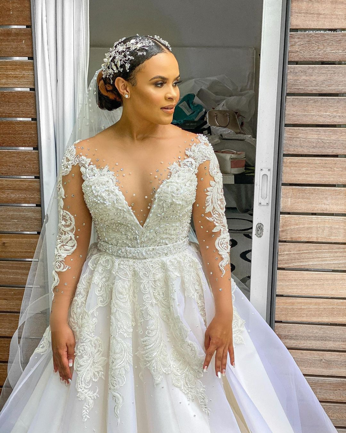 Elegant Wedding Dress Sexy Sheer Neck 3D Flowers Pearls Bridal Gowns Custom Made Long Sleeve Plus Size Appliques Bride Robes