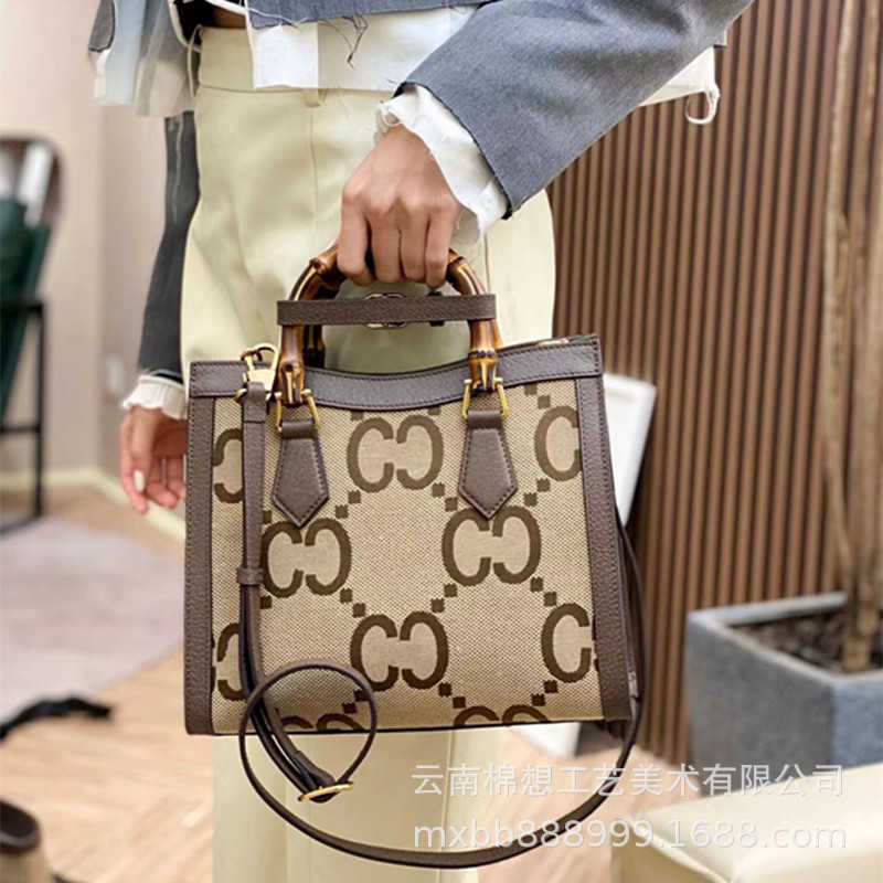 2024 Borsa a tracolla a spalla da donna del nuovo designer Autunno / Inverno Tendenza moda One Crossbody Palmare Semplice Sella Tote Famiglia Borsa a tracolla da donna in bambù