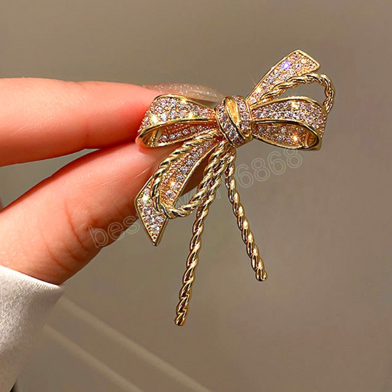 Altın Renkli Rhinestone Broşlar Kadın Enfes Zarif Bowknot Brooches Bayanlar Takım Kapı Pimleri Giysiler Aksesuarları Parti Hediyeleri