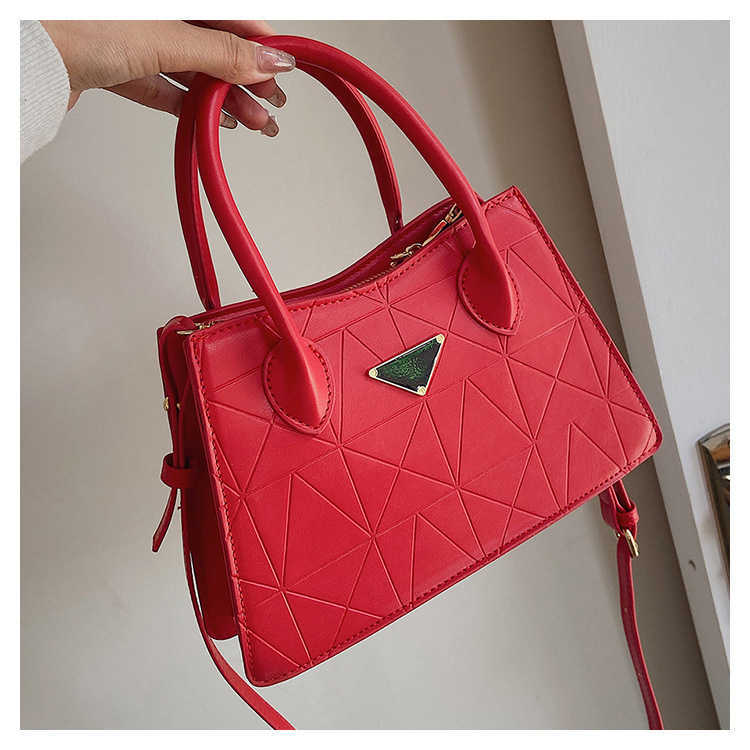 2024 Nouveau sac à main de luxe de haute qualité Ventes directes d'usine Polyvalent Petit carré avec réseau simple Rouge Une version coréenne Crossover Femme