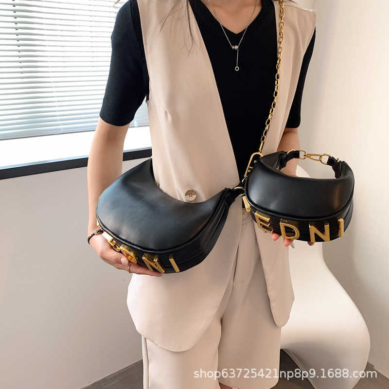 2023 Factory Direct Sales عالية الجودة جودة جديدة Crossbody Women's Metal Metal Letter Personalized Fashion Solid Soft Soft Leather Bag Bag Bag Tide