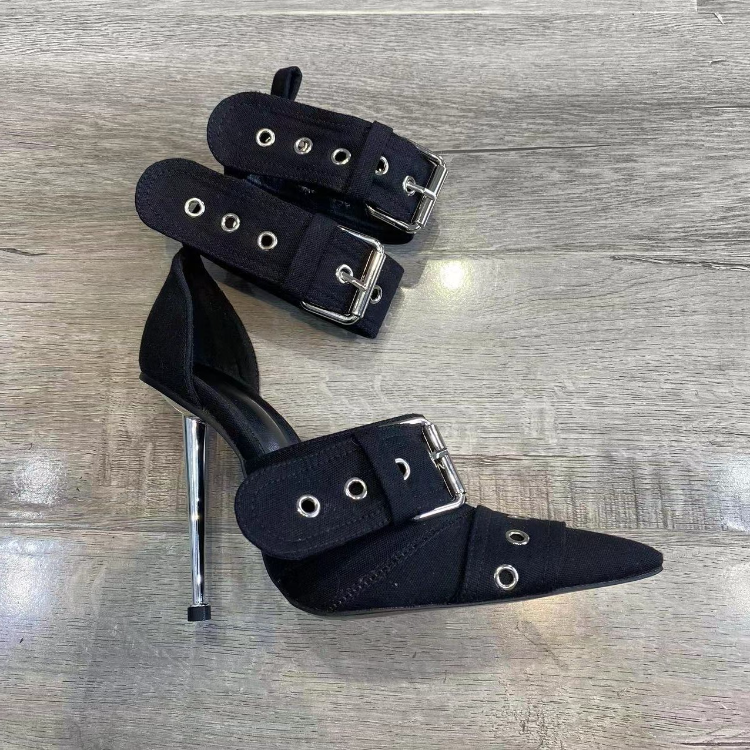 Nieuwe metalen klinknagelgesp-sandalen voor dames Sexy punkstijl puntige holle metalen hoge hak-sandalen