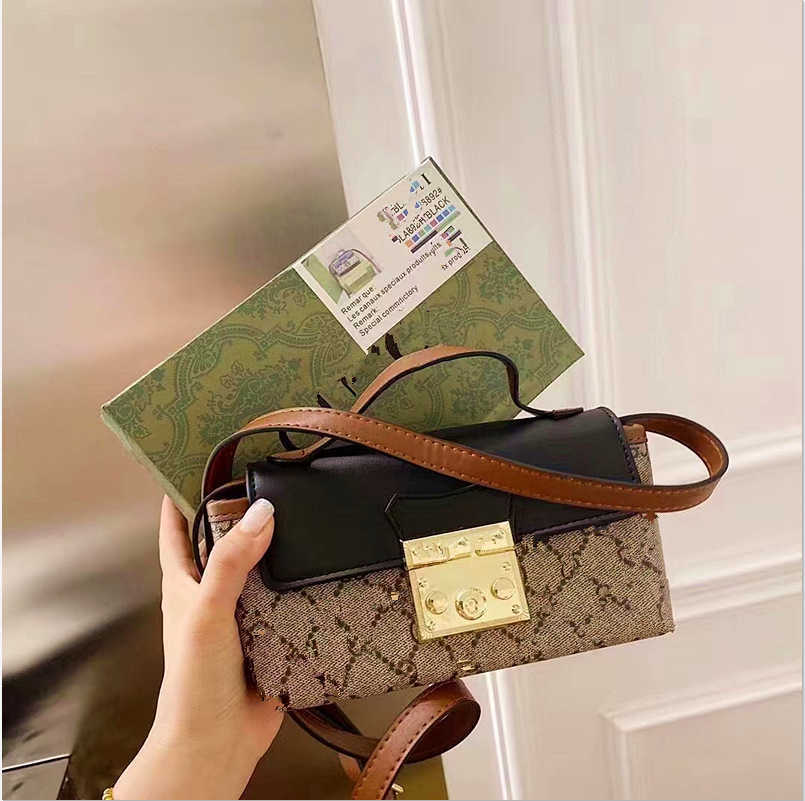 2024 Ny lyxig högkvalitativ handväska Fabrik Direktförsäljning Sommar Single Crossbody Women's Lock Buckle Fashion Moonlight Treasure Box Letter