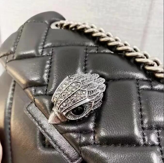 Kurt geiger väskor london äkta fårskinn läder 5a kedjor kors body väska liten klaff handväska 20 cm svart gyllene/silver kedja messenger axelväska kuvert plånbok tote