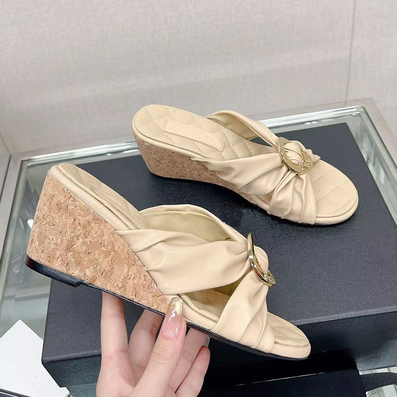 2023 Designer Luxe Pure Couleur Diapositives Pantoufles Femmes Véritable Cuir Croix Sangle Lettre Boucle Ronde Sandale De Plage Dame Mode Casual Pantoufle À Talons Hauts